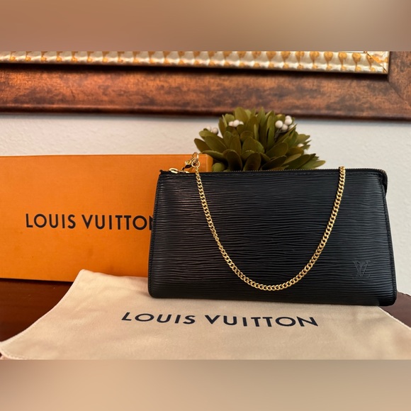 EUC Louis Vuitton LV Pochette Accessory Pouch Handbag with COA, box and dust bag - Picture 2 of 13